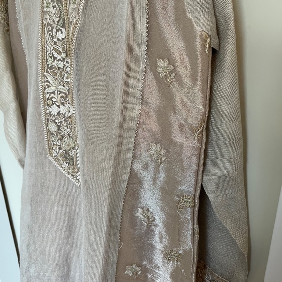 Threads and motifs suit - Picture 4 of 4